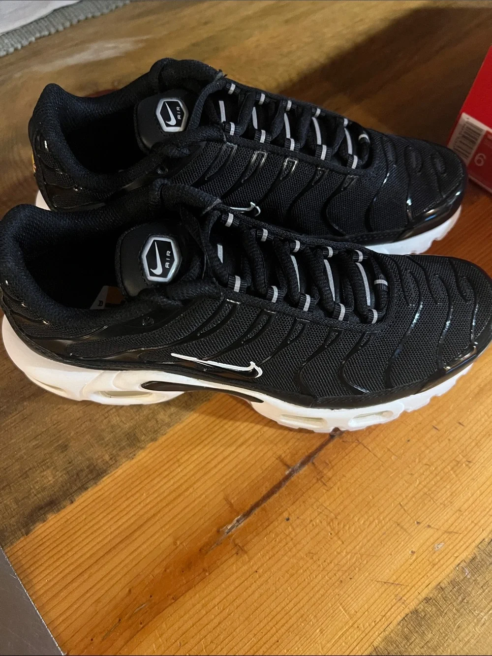 Nike Air max Plus Black and White WoMen's Athletic Running Shoes sz 6